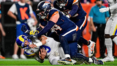 Quarterback Matthew Stafford (9) von den Los Angeles Rams wird nach einem Lauf im ersten Viertel von Defensive End Zach Allen (99) von den Denver Broncos zu Boden gebracht.