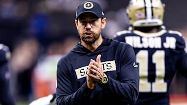 Offensive Coordinator Klint Kubiak von den New Orleans Saints vor dem Spiel gegen die Carolina Panthers im Caesars Superdome.