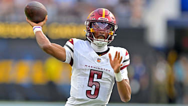 Washington Commanders Quarterback Jayden Daniels wirft einen Pass gegen die Los Angeles Chargers.