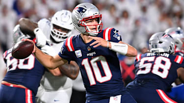 New England Patriots Quarterback Drake Maye (10) wirft den Ball gegen die Buffalo Bills im Highmark Stadium.