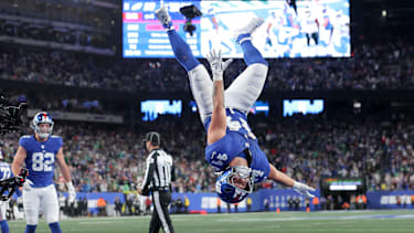 Running Back Cam Skattebo von den New York Giants jubelt nach einem Touchdown gegen die Philadelphia Eagles im MetLife Stadium in East Rutherford (NFL, American Football, USA)