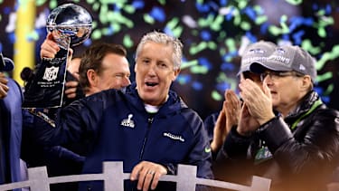NFL, American Football Herren, USA Super Bowl XLVIII-Denver Broncos vs Seattle Seahawks Feb 2, 2014; East Rutherford, NJ, USA; Seattle Seahawks head coach Pete Carroll hoists the Vince Lombardi Trophy after Super Bowl XLVIII against the Denver Broncos at MetLife Stadium. East Rutherford New Jersey UNITED STATES, EDITORIAL USE ONLY PUBLICATIONxINxGERxSUIxAUTxONLY Copyright: xMarkxJ.xRebilasx 7886222