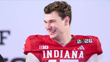 QB Fernando Mendoza 15 von den Indiana Hoosiers freut sich nach dem Turniersieg im College-Football.