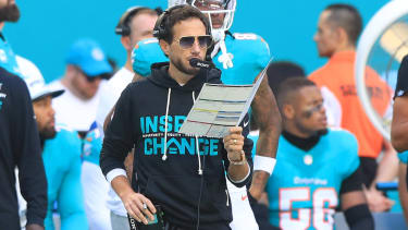 MIAMI GARDENS, FL - DEC 28: Miami Dolphins Head Coach Mike McDaniel calls a play during the game between the Tampa Bay Buccaneers and the Miami Dolphins on December 28, 2025 at Hard Rock Stadium in Miami Gardens, FL (Photo by Cliff Welch Icon Sportswire) NFL, American Football Herren, USA DEC 28 Buccaneers at Dolphins EDITORIAL USE ONLY Icon357251228130