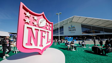 USA-Logo vor dem Start des Super Bowl LX zwischen den Seattle Seahawks und den New England Patriots am 8. Februar 2026 im Levi’s Stadium in Santa Clara, Kalifornien, zu sehen.
