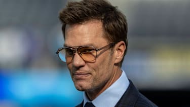 Der ehemalige NFL-Quarterback Tom Brady auf dem Feld vor dem NFL football game zwischen den Detroit Lions und den Los Angeles Rams im SoFi Stadium.