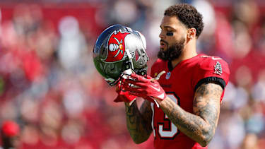 Mike Evans im Trikot der Tampa Bay Buccaneers - der Star-Receiver verlässt das Franchise nach zwölf Jahren Rivhtung San Francisco und sorgt für emotionale Reaktionen bei GM Jason Licht.