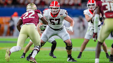 Georgia Bulldogs Offensive Lineman Monroe Freeling (57) blockt Florida State Seminoles Defensive Lineman Jaden Jones (22) während der zweiten Halbzeit des Capital One Orange Bowl zwischen den Georgia Bulldogs und den Florida State Seminoles im Hard Rock Stadium in Miami Gardens, Florida.