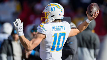 Justin Herbert verändert unter Offensive Coordinator Mike McDaniel seine Shotgun-Fußstellung. Die Los Angeles Chargers hoffen, dass die neue Technik den Star-Quarterback in der NFL auf das nächste Level hebt.