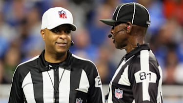NFL-Schiedsrichter im Einsatz - die Liga bereitet sich im Falle eines gescheiterten Tarifvertrags auf Ersatz-Refs für die kommende Saison vor.
