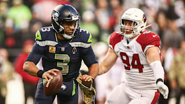 Seattle Seahawks quarterback Russell Wilson (3) entgeht einem Sack gegen die Arizona Cardinalsim Lumen Field in Seattle, WA.