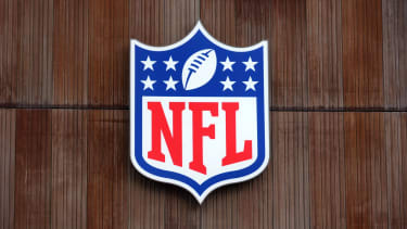 NFL, American Football Herren, USA London City Scenes Oct 4, 2025; London, United Kingdom; The NFL shield logo at Tottenham Hotspur Stadium. The stadium is the site of the 2025 NFL London Games between the Minnesota Vikings and the Cleveland Browns and Denver Broncos and the New York Jets. London Tottenham Hotspur Stadium England United Kingdom, EDITORIAL USE ONLY PUBLICATIONxINxGERxSUIxAUTxONLY Copyright: xKirbyxLeex 20251004_kdl_al2_013