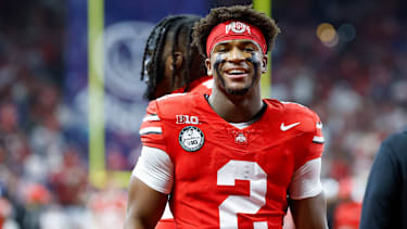 Ohio State Buckeyes Defensive Back Caleb Downs (2) vor dem Big Ten Championship football game zwischen den Ohio State Buckeyes und den Indiana Hoosiers im Lucas Oil Stadium in Indianapolis, Indiana.
