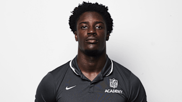 Adeola Werner bei einem Fotoshoot für die NFL Academy
