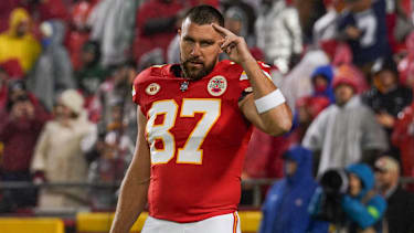 Chiefs-Star Travis Kelce im Trikot auf dem Platz
