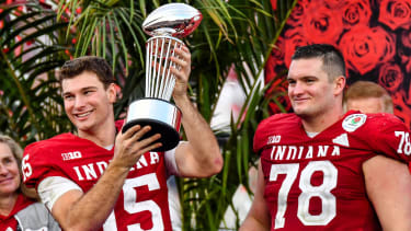 January 1, 2026 Pasadena, CA.Indiana Hoosiers quarterback Fernando Mendoza (15) holds the winner s trophy after a win over Alabama in the Rose Bowl College Football Playoff quarterfinal game Thursday, Jan. 1, 2026, in Pasadena, Calif. .Mandatory Photo Credit: Cal Media Pasadena United States of America - ZUMAc04_ 20260101_zma_c04_226 Copyright: xLouisxLopezx