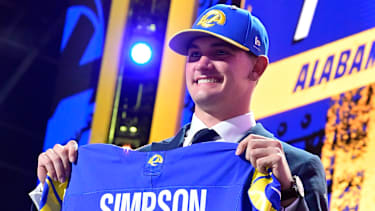 Ty Simpson hält kurz nach dem Pick als neuer Quarterback der Los Angeles Rams sein Trikot in den Händen.