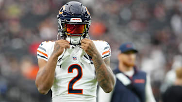 Chicago-Bears-Wide-Receiver D.J. Moore (2) wärmt sich vor dem Spiel gegen die Las Vegas Raiders im Allegiant Stadium auf.