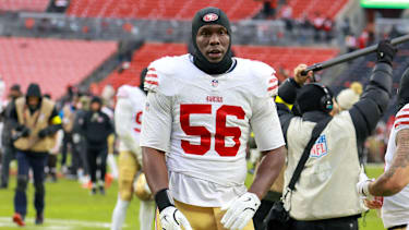San Francisco 49ers Defensive End Keion White (56) läuft vom Feld nach dem Spiel gegen die Cleveland Browns.
