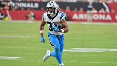 Carolina Panthers Running Back Chuba Hubbard läuft mit dem Ball in der Hand während eines Spiels gegen die Arizona Cardinals.