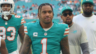 Miami Dolphins Quarterback Tua Tagovailoa (#1) verlässt das Spielfeld nach den Pregame-Warmups vor dem Spiel gegen die Cincinnati Bengals im Hard Rock Stadium in Miami Gardens, Florida