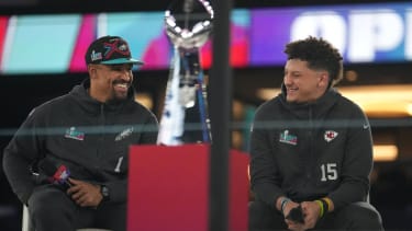 Jalen Hurts und Patrick Mahomes sehen sich in die Augen.