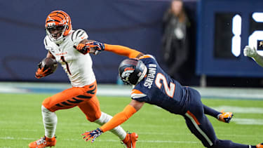 Wide Receiver Ja'Marr Chase von den Cincinnati Bengals lässt Cornerback Patrick Surtain II von den Denver Broncos während eines NFL-Spiels aussteigen und erzielt Raumgewinn nach einem Catch (American Football, USA)