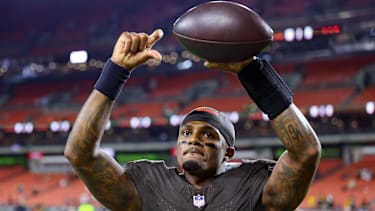 Cleveland Browns Quarterback Deshaun Watson (4) feiert beim Verlassen des Spielfelds nach dem NFL-Spiel zwischen den Pittsburgh Steelers und den Cleveland Browns.
