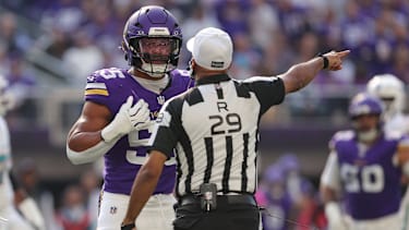 Minnesota Vikings Linebacker Eric Wilson (55) redet mit Schiedsrichter Adrian Hill (29) bei einem NFL-Spiel.