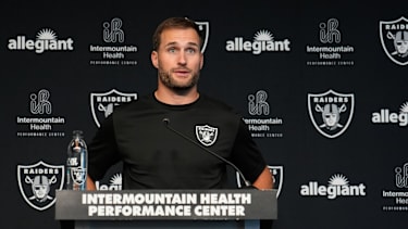 Las Vegas Raiders Quarterback Kirk Cousins spricht während einer Pressekonferenz in Henderson, Nevada