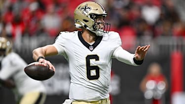 New Orleans Saints Quarterback Tyler Shough (6) beim Spiel gegen die Atlanta Falcons im Mercedes-Benz Stadium in Atlanta, GA.
