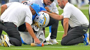 NFL, American Football Herren, USA Denver Broncos at Los Angeles Chargers Sep 21, 2025; Inglewood, California, USA; Dr. Frank Petrigliano, team Orthopaedic surgeon, right, and staff check on Los Angeles Chargers offensive tackle Trey Pipkins (79) after an injury in the first half against the Denver Broncos at SoFi Stadium. Inglewood SoFi Stadium California USA, EDITORIAL USE ONLY PUBLICATIONxINxGERxSUIxAUTxONLY Copyright: xJaynexKamin-Onceax 20250921_jko_aj4_056
