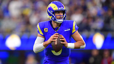 Quarterback Matthew Stafford schaut auf das feld während eines Spiels der Los Angeles Rams gegen die Arizona Cardinals.