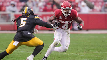 Arkansas Razorbacks Running Back MIKE WASHINGTON JR. (4)veruscht an Missouri Tigers linebacker KHALIL JACOBS (5) vorbei zu kommen im Donald W. Reynolds Razorback Stadium.