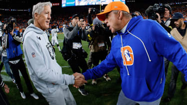 NFL, American Football Herren, USA Las Vegas Raiders at Denver Broncos Nov 6, 2025; Denver, Colorado, USA; Denver Broncos head coach Sean Payton greets Las Vegas Raiders head coach Pete Carrolla after the game at Empower Field at Mile High. Denver Empower Field at Mile High Colorado USA, EDITORIAL USE ONLY PUBLICATIONxINxGERxSUIxAUTxONLY Copyright: xIsaiahxJ.xDowningx 20251106_ijd_bd3_029
