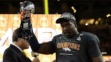 Super Bowl MVP   Von Miller von den Denver Broncos mit der Vince Lombardi Trophy nach dem Sieg im Super Bowl 50 gegen die Carolina Panthers.