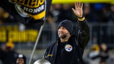 December 15, 2025, Pittsburgh, Pennsylvania, USA: Former Pittsburgh Steeler BEN ROETHLISBERGER waves to fans during the Hall of Honor induction ceremony at halftime of the NFL, American Football Herren, USA football game between the Pittsburgh Steelers and the Miami Dolphins at Acrisure Stadium in Pittsburgh, Pennsylvania. Pittsburgh USA - ZUMAg257 20251215_zsp_g257_085 Copyright: xBrentxGudenschwagerx