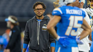 Mike McDaniel steht an der Sideline in einem NFL Spiel