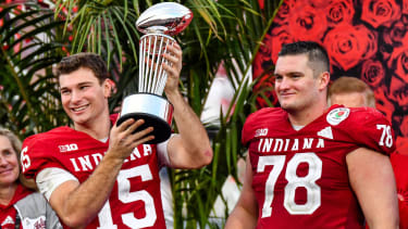 January 1, 2026 Pasadena, CA.Indiana Hoosiers quarterback Fernando Mendoza (15) holds the winner s trophy after a win over Alabama in the Rose Bowl College Football Playoff quarterfinal game Thursday, Jan. 1, 2026, in Pasadena, Calif. .Mandatory Photo Credit: Cal Media Pasadena United States of America - ZUMAc04_ 20260101_zma_c04_226 Copyright: xLouisxLopezx