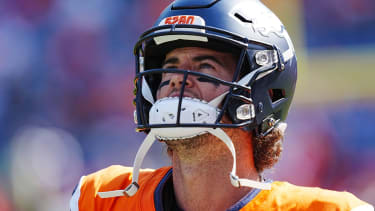 NFL, American Football Herren, USA Los Angeles Chargers at Denver Broncos Oct 13, 2024; Denver, Colorado, USA; Denver Broncos quarterback Jarrett Stidham (8) looks on before the game against the Los Angeles Chargers at Empower Field at Mile High. Denver Empower Field at Mile High Colorado USA, EDITORIAL USE ONLY PUBLICATIONxINxGERxSUIxAUTxONLY Copyright: xRonxChenoyx 20241013_bd_ac4_210