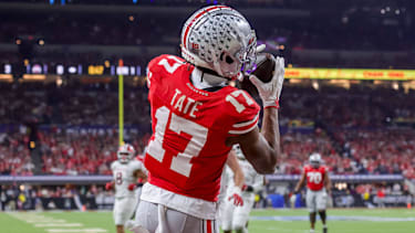 Ohio State Buckeyes Wide Receiver Carnell Tate (17) fängt einen Ball zum Touchdown beim Spiel der Ohio State Buckeyes gegen die Indiana Hoosiers im Lucas Oil Stadium, Indianapolis, Indiana.