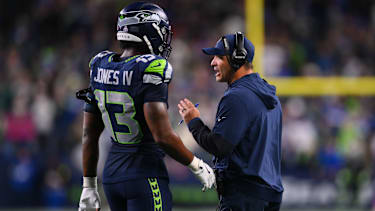 NFL, American Football Herren, USA Houston Texans at Seattle Seahawks Oct 20, 2025; Seattle, Washington, USA; Seattle Seahawks linebacker Ernest Jones IV (13) talks with Seattle Seahawks head coach Mike Macdonald during the fourth quarter against the Houston Texans at Lumen Field. Seattle Lumen Field Washington USA, EDITORIAL USE ONLY PUBLICATIONxINxGERxSUIxAUTxONLY Copyright: xStevenxBisigx 20251021_rgo_ab9_107