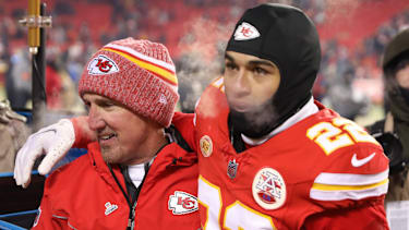Kansas City Chiefs Cornerback Trent McDuffie (22) umarmt Defensive Coordinator Steve Spagnuolo nach dem AFC Wild Card Playoff Spiel zwischen den Miami Dolphins und den Kansas City Chiefs imArrowhead Stadium in Kansas City, MO.