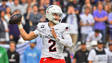 Quarterback Brendan Sorsby von den Cincinnati Bearcats bereitet einen Pass während des Spiels gegen die TCU Horned Frogs im Amon G. Carter Stadium in Fort Worth, Texas, vor (College Football, USA)