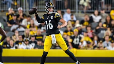 Pittsburgh Steelers Quarterback DREW ALLAR (16) wirft einen Pass im Preseason Spiel gegen die New York Jets.