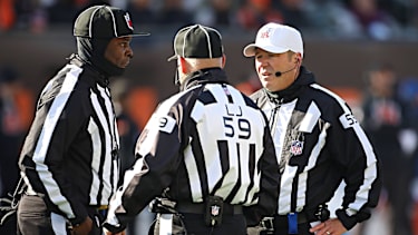Referee Alex Kemp 55, line judge Rusty Baynes 59, und Umpire Brandon Ellison 128 beik NFL-Spiel zwischen den Cleveland Browns und den Cincinnati Bengals im Paycor Stadium in Cincinnati, OH.