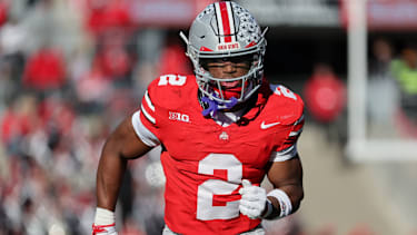 Ohio-State-Buckeyes-Safety Caleb Downs (2) läuft im dritten Viertel im Ohio Stadium gegen die Rutgers Scarlet Knights.
