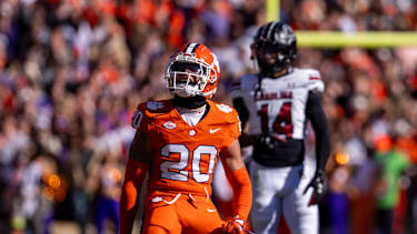 Clemson Tigers Cornerback Avieon Terrell (#20) jubelt nach einem Tackle gegen die South Carolina Gamecocks im zweiten Viertel im Memorial Stadium in Clemson, South Carolina