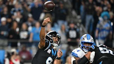 Bryce Young wirft einen Ball gegen die Detroit Lions in der NFL