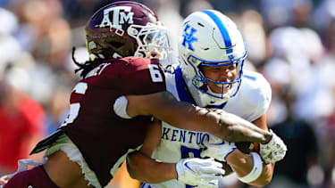 DJ Miller (7) von den Kentucky Wildcats fängt während der ersten Halbzeit des Spiels gegen die Texas A&amp;M Aggies einen Pass.